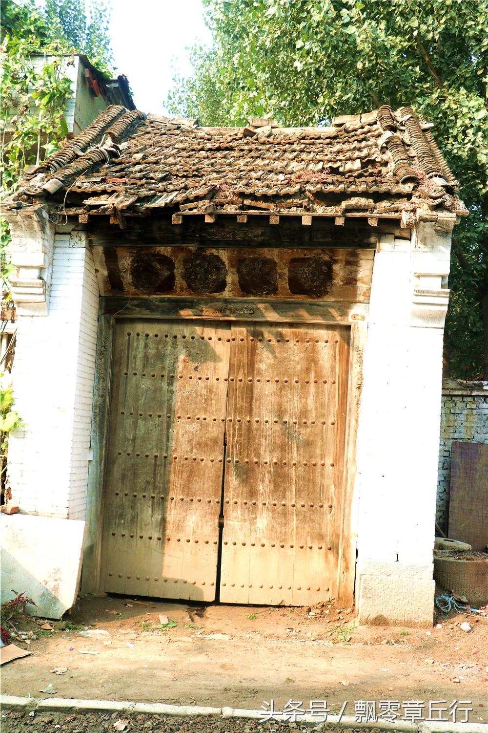 爱新觉罗·溥杰临洮县卧龙寺匾额_黑字匾额_太和殿匾额 谁写的