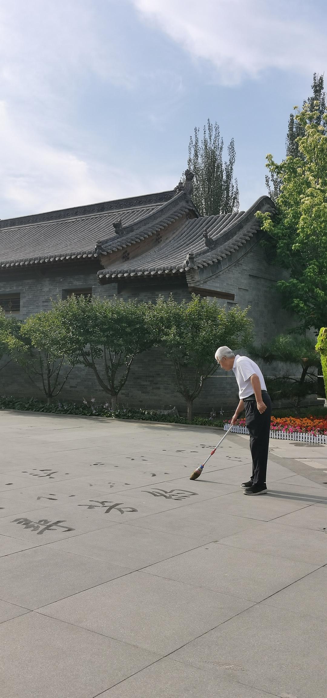 爱新觉罗·溥杰临洮县卧龙寺匾额_黑字匾额_太和殿匾额 谁写的