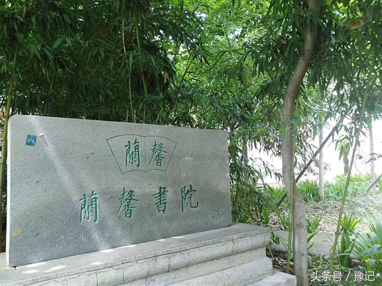 周庄牌坊上四个字_周庄牌楼对联_周庄匾额