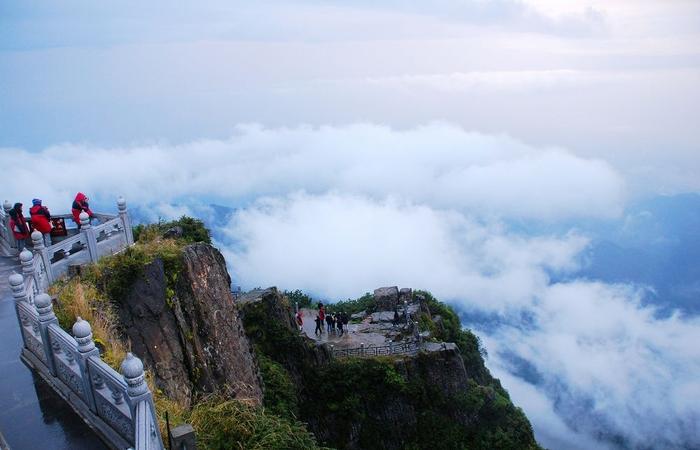 峨眉山*寺的匾额“普放光明”是谁写的，紫铜塔为何叫华严塔