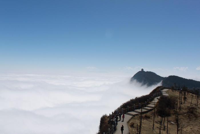 峨眉山*寺的匾额“普放光明”是谁写的，紫铜塔为何叫华严塔